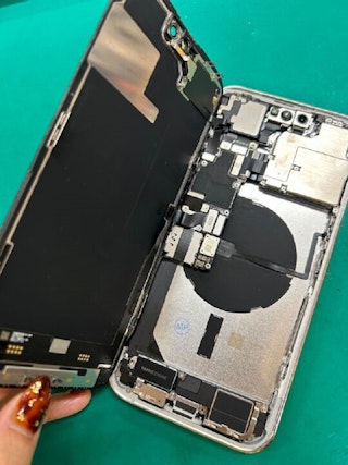 iPhone１４PROMAX 本体　裏面　ひび割れあり まちスマ豊川店】iPhone14ProMax 背面がバキバキに割れてしまった